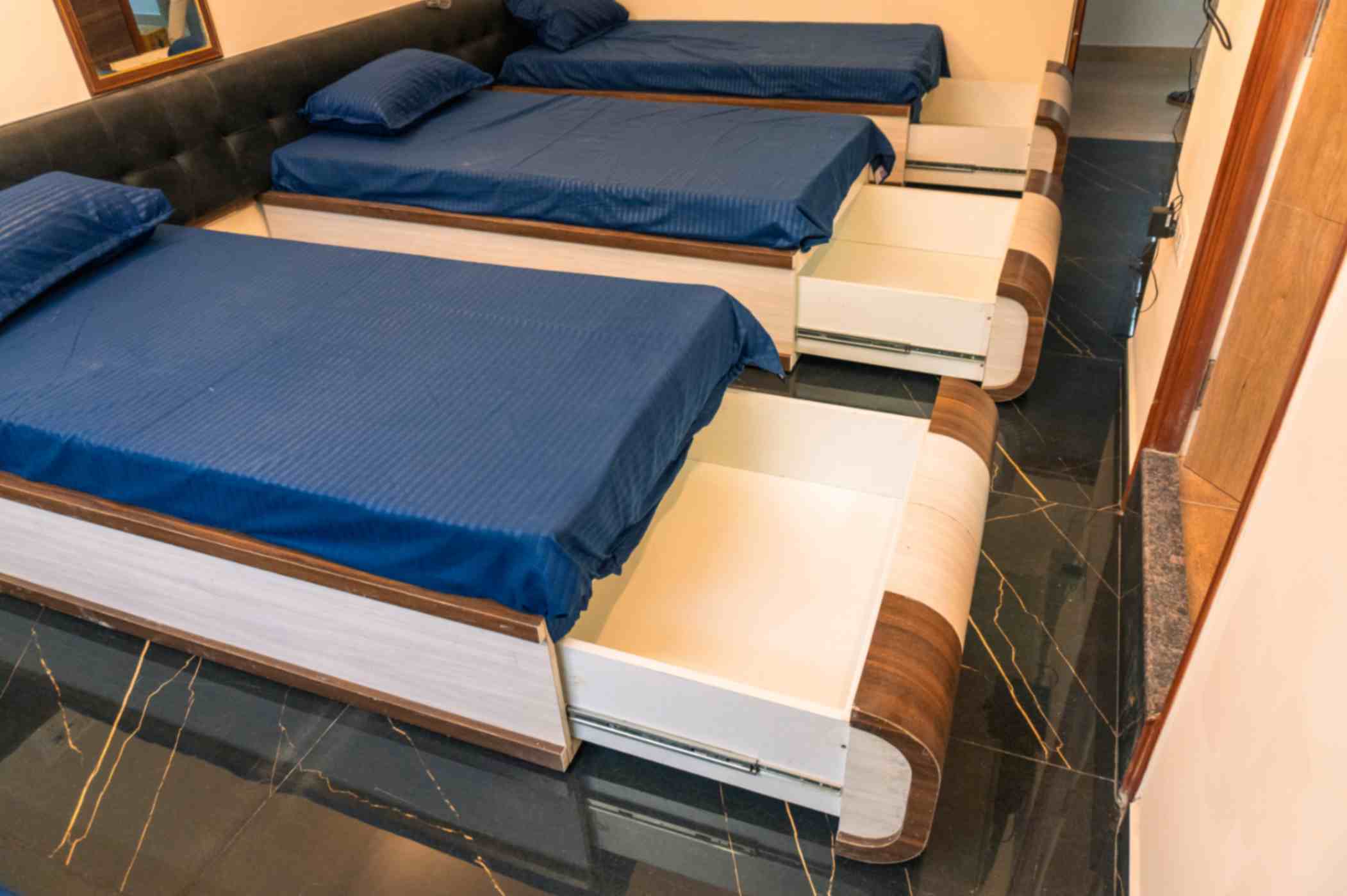 jpeg-optimizer_space under bed